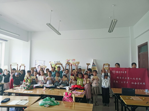 知识暖流浸润童心：“E路童行——双轨筑梦支教团”三下乡支教活动传递教育关怀