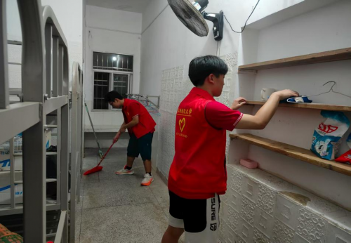 擦拭“星辰”，让爱与希望照亮每个角落——江西财经大学“毅行永和”实践团走进鑫鑫中学开展校园清扫志愿行动