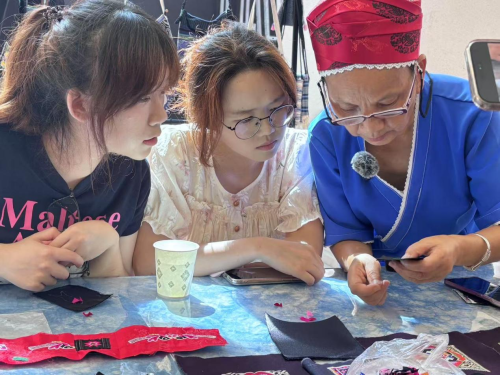 福建师大“锦绣黔程”实践队开展非遗苗绣暑期社会实践活动