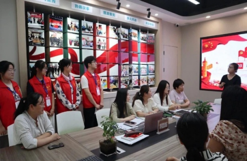 青年宣讲团创新形式 让党的创新理论“飞入寻常百姓家”——“习语润心·译言筑魂”宣讲团深入澄城县社区乡村开展“三下乡”理论宣讲