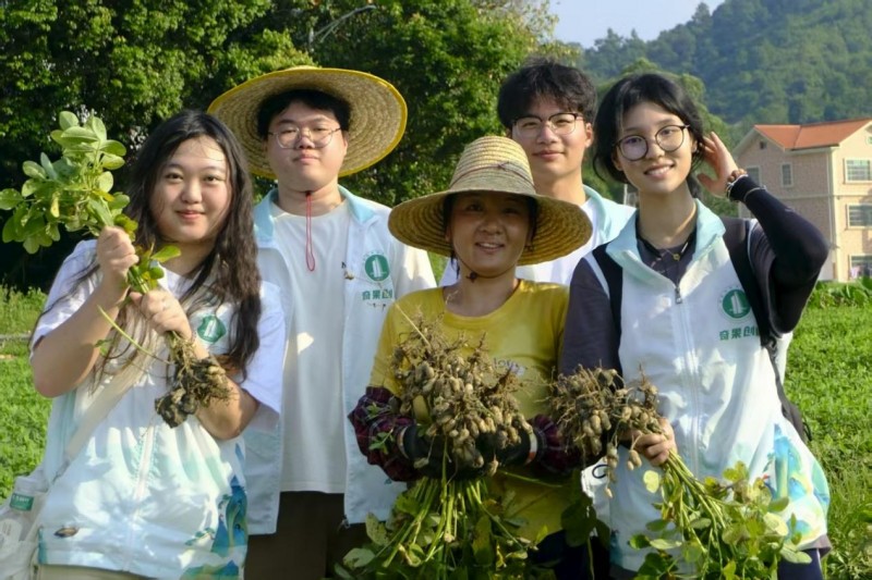 青春砺行，萍聚生辉：广东技术师范大学“奇果创科”百千万工程突击队以”科技+人文“双引擎驱动乡村振兴新实践