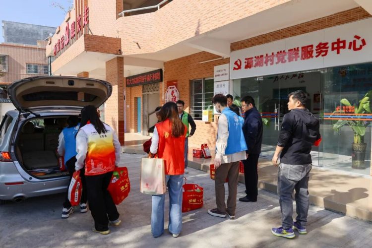 温泉镇冬日暖意浓！大参林公益行动为街坊送上“温暖+1℃”