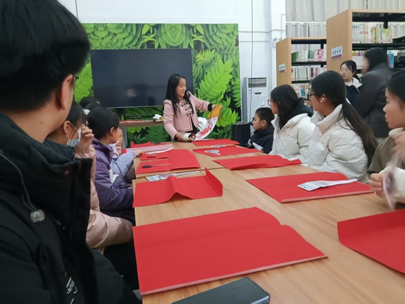 非遗剪纸迎新春 志愿温情暖童心