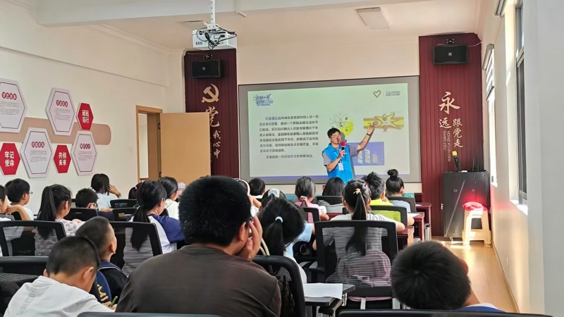 以红土英雄为媒 融科教实践育人