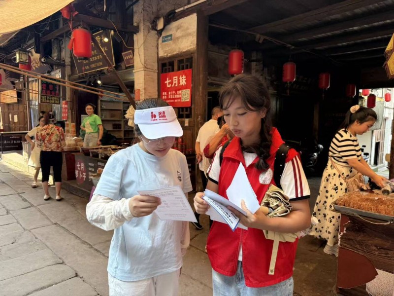 反诈卫乡·青春护航|2026年“千团万人推普强国行”全国大学生暑期社会实践志愿服务活动“星耀伟创”志愿服务队尧坝古镇反诈推普活动
